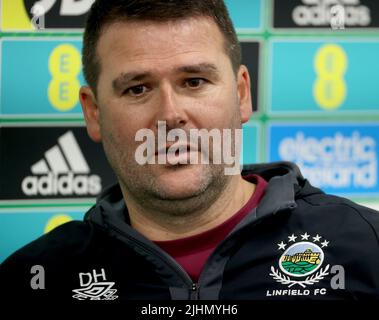 Linfield-Manager David Healy blickt auf eine Pressekonferenz nach der UEFA Champions League, der zweiten Qualifikationsrunde und dem ersten Beinspiel im Windsor Park, Belfast, zurück. Bilddatum: Dienstag, 19. Juli 2022. Stockfoto