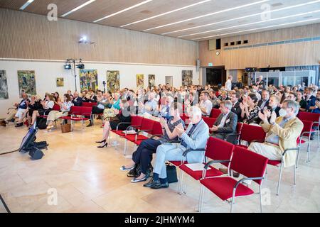 München, Deutschland. 16.. Juni 2022. Das Publikum applaudiert beim XI. Internationaler Kongress Europa in Bewegung? - Neue Ideen zur Förderung von Freiheit und Wohlstand in einer sich wandelnden Weltordnung der Hanns Martin Scheleyer Stiftung am 16. Juni 2022 in München, Deutschland. (Foto: Alexander Pohl/Sipa USA) Quelle: SIPA USA/Alamy Live News Stockfoto