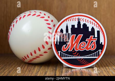 19. Juli 2022, Cooperstown, New York. Das Emblem des New York Mets Baseballclubs und eines Baseballs. Stockfoto