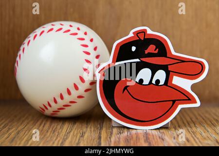 19. Juli 2022, Cooperstown, New York. Baltimore Orioles Baseballschläger Emblem und Baseballspiel. Stockfoto