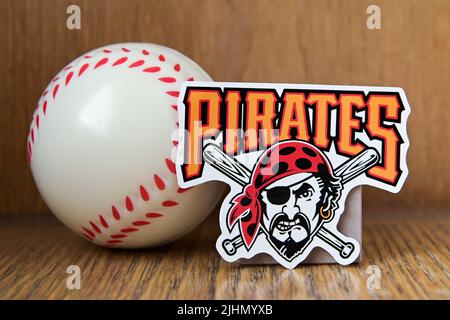 19. Juli 2022, Cooperstown, New York. Pittsburgh Pirates Emblem und Baseballspiel. Stockfoto