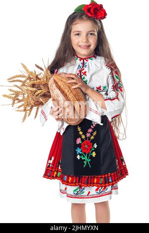 Porträt einer schönen Frau in traditionellen bulgarischen Folklore-Kleid mit hausgemachtem Brot und goldenem Weizen Stockfoto