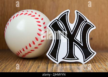 19. Juli 2022, Cooperstown, New York. Das Emblem des New York Yankees Baseballclubs und eines Baseballs. Stockfoto