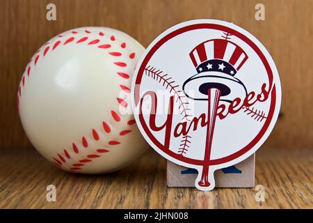 19. Juli 2022, Cooperstown, New York. Das Emblem des New York Yankees Baseballclubs und eines Baseballs. Stockfoto