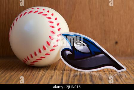 19. Juli 2022, Cooperstown, New York. Toronto Blue Jays Emblem und Baseballspiel. Stockfoto