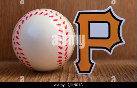 19. Juli 2022, Cooperstown, New York. Pittsburgh Pirates Emblem und Baseballspiel. Stockfoto