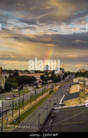 Lodz, Polen - 08. Juli 2022: Weitwinkel-Luftaufnahme des Stadtbildes mit Mischung aus moderner und mittelalterlicher Architektur neben der Autobahn gegen dramatischen Himmel und Stockfoto