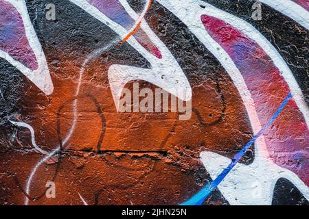 Grafisches Fragment einer schmutzigen und befleckten Wand mit alter abgebroschter Farbe, Kratzer, grunge Textur aus der Nähe. Moderner abstrakter Hintergrund Stockfoto