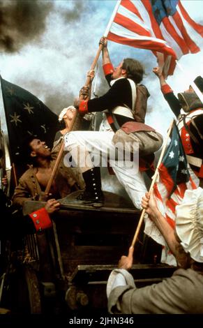 SOLDAT HEBT AMERIKANISCHE FLAGGE, REVOLUTION, 1985 Stockfoto