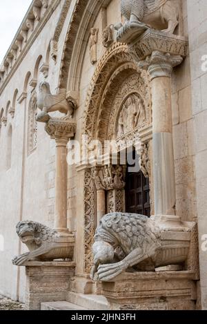 Altes romanisches Kloster San Leonardo di Siponto in der Nähe von Manfredonia, Halbinsel Gargano in Italien Stockfoto