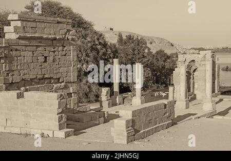 Tempel von Satis (Satet) auf der Nilinsel Elephantine in der Nähe von Assuan in Ägypten. Als Vintage-Foto bearbeitet. Stockfoto