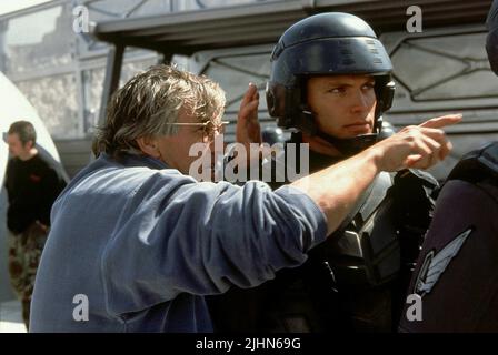 PAUL VERHOEVEN, Casper Van Dien, Starship Troopers, 1997 Stockfoto