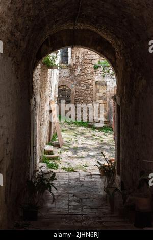 Alte Gasse irgendwo im Stadtzentrum von Trani, Süditalien Stockfoto