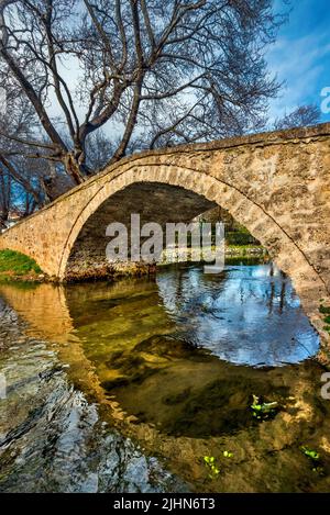 Kioupri, die alte steinerne Bogenbrücke (wahrscheinlich aus byzantinischer Zeit) über den Fluss Edessaios ('Boda'), Edessa-Stadt, Pella, Mazedonien, Griechenland Stockfoto