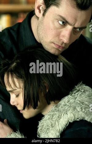 JUDE LAW, NATALIE PORTMAN, Enger, 2004 Stockfoto