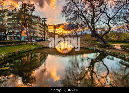 Kioupri, die alte steinerne Bogenbrücke (wahrscheinlich aus byzantinischer Zeit) über den Fluss Edessaios ('Boda'), Edessa-Stadt, Pella, Mazedonien, Griechenland Stockfoto