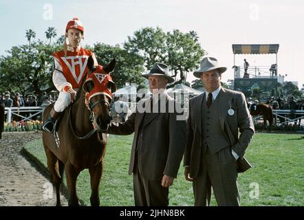 TOBEY MAGUIRE, Chris Cooper, Jeff Bridges, SEABISCUIT, 2003 Stockfoto