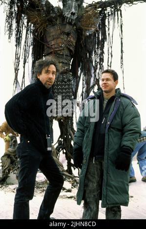 TIM BURTON, Mark Wahlberg, Planet der Affen, 2001 Stockfoto