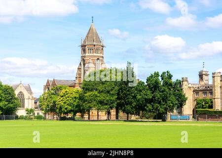 Die Kapelle und Sportplätze, Rugby School, Lawrence Sheriff Street, Rugby, Warwickshire, England, Vereinigtes Königreich Stockfoto