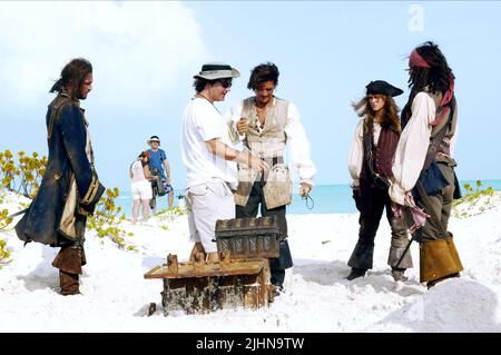 JACK DAVENPORT, Gore Verbinski, Orlando Bloom, Keira Knightley, Johnny Depp, PIRATEN DER KARIBISCHEN MEERE: Dead Man's Chest, 2006 Stockfoto