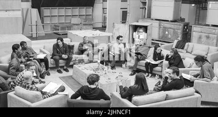 FORD,DANIELS,R2-D2,FISHER,HAMILL,KASDAN,KENNEDY,ABRAMS,MAYHEW,SERKIS,ISAAC,BURK,GLEESON,DRIVER,BOYEGA,RIDLEY, STARKRIEGE: EPISODE VII - DIE KRAFT ERWACHT Stockfoto