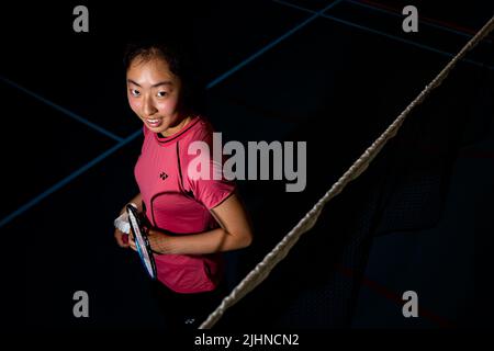 ARNHEM, NIEDERLANDE - 19. JULI: Badmintonspielerin Flora Wang posiert während einer Fotosession im Nationaal Sportcentrum Papendal am 19. Juli 2022 in Arnhem, Niederlande (Foto: Rene Nijhuis/Orange Picches) Stockfoto