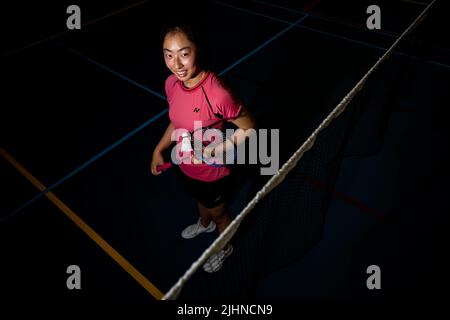 ARNHEM, NIEDERLANDE - 19. JULI: Badmintonspielerin Flora Wang posiert während einer Fotosession im Nationaal Sportcentrum Papendal am 19. Juli 2022 in Arnhem, Niederlande (Foto: Rene Nijhuis/Orange Picches) Stockfoto