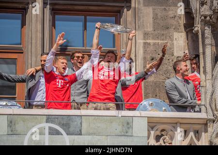 München, Deutschland. 15.. Mai 2022. Joshua Kimmich, Thomas Müller, Benjamin Pavard, Marc Roca bei den Feierlichkeiten des FC Bayern München am 15. Mai 2022 auf dem Marienplatz in München. Der FC Bayern gewann 10. in Folge den Bundesliga-Titel. (Foto: Alexander Pohl/Sipa USA) Quelle: SIPA USA/Alamy Live News Stockfoto