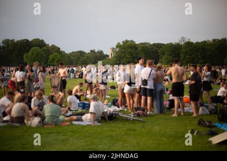 München, Deutschland. 20.. Mai 2022. Mit fast 30 Grad Celsius an einem freitag wird die Stadt München, Deutschland, am 20. Mai 2022 ziemlich voll. (Foto: Alexander Pohl/Sipa USA) Quelle: SIPA USA/Alamy Live News Stockfoto