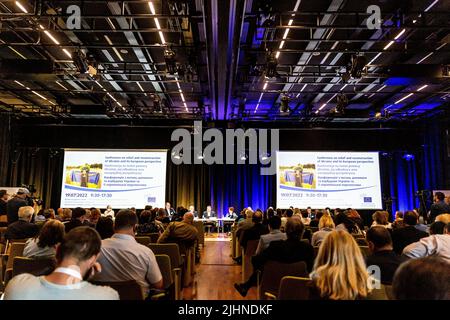 Krakau, Polen. 19.. Juli 2022. Die Podiumsdiskussion sprach während der vom Europäischen Wirtschafts- und Sozialausschuss im Krakauer Kongresszentrum organisierten Konferenz über Hilfe und den Aufbau der Ukraine und ihre europäische Perspektive. Ziel der Konferenz war es, die Strategien und Bedürfnisse der Ukraine im Hinblick auf den Wiederaufbau zu diskutieren, insbesondere im Zusammenhang mit ihrem EU-Beitrittsantrag. Kredit: SOPA Images Limited/Alamy Live Nachrichten Stockfoto