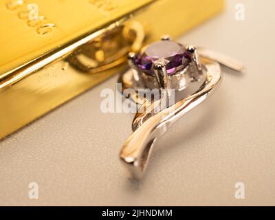 Nahaufnahme eines Pendelstegs aus Weißgold mit glänzendem purpurem Stein Stockfoto