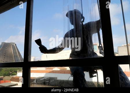 Abseilen Mann arbeiten an externen Fensterputzdienst und Gebäudereparatur. Arbeiter Abseilen Renovierung Gebäude. Zimmermann, Bauarbeiter Stockfoto