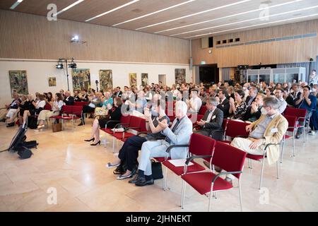 München, Deutschland. 16.. Juni 2022. Das Publikum applaudiert beim XI. Internationaler Kongress Europa in Bewegung? - Neue Ideen zur Förderung von Freiheit und Wohlstand in einer sich wandelnden Weltordnung der Hanns Martin Scheleyer Stiftung am 16. Juni 2022 in München, Deutschland. (Foto: Alexander Pohl/Sipa USA) Quelle: SIPA USA/Alamy Live News Stockfoto