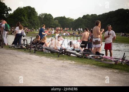 München, Deutschland. 20.. Mai 2022. Mit fast 30 Grad Celsius an einem freitag wird die Stadt München, Deutschland, am 20. Mai 2022 ziemlich voll. (Foto: Alexander Pohl/Sipa USA) Quelle: SIPA USA/Alamy Live News Stockfoto