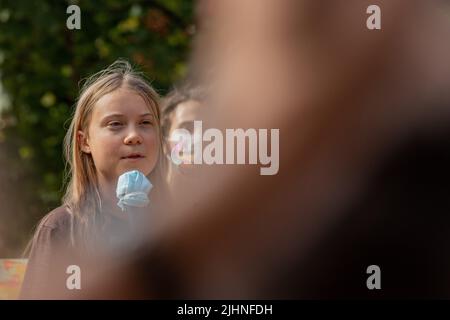 Mailand, Italien. 28. Oktober 2021. Greta Tintin Eleonora Ernman Thunberg spricht zu den Tausenden. Am 1.. Oktober 2021 nahmen anlässlich der COP für Jugendliche und der COP 26 bis zu 50.000 Personen an einem Freitag zum künftigen Schulstreik in Mailand, Italien, Teil. Sie protestierten, um eine klare Botschaft für den Klima- und Umweltschutz, für das Pariser Abkommen und das 1,5-Grad-Ziel zu zeigen und Druck auf die Politiker auszuüben. (Foto: Alexander Pohl/Sipa USA) Quelle: SIPA USA/Alamy Live News Stockfoto