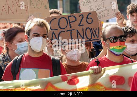 Mailand, Italien. 02. Oktober 2021. Zeichen: „ COP26 Jetzt handeln “. Am 2.. Oktober 2021 nahmen anlässlich der COP für Jugendliche und der COP für Jugendliche 26 6000 Personen an einem Freitag zum zukünftigen Schulstreik in Mailand, Italien, Teil. Sie protestierten, um eine klare Botschaft für den Klima- und Umweltschutz, für das Pariser Abkommen und das 1,5-Grad-Ziel zu zeigen und Druck auf die Politiker auszuüben. (Foto: Alexander Pohl/Sipa USA) Quelle: SIPA USA/Alamy Live News Stockfoto