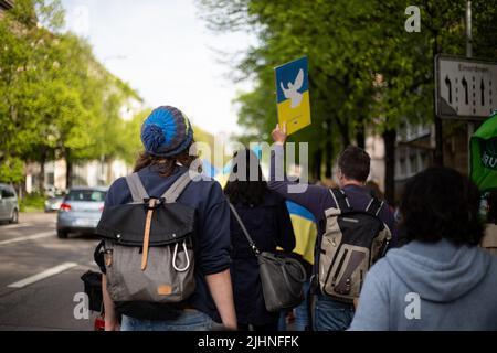 München, Deutschland. 29. April 2022. Am 29. April 2022 versammelten sich etwa 245 Menschen in München, Deutschland, um gegen ein Embargo gegen Öl und Gas aus Russland zu protestieren. Fridays for Future organisierte die Demonstration. (Foto: Alexander Pohl/Sipa USA) Quelle: SIPA USA/Alamy Live News Stockfoto