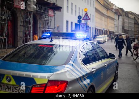 München, Deutschland. 23.. Mai 2022. Polizeiauto mit Blaulicht in Betrieb. (Foto: Alexander Pohl/Sipa USA) Quelle: SIPA USA/Alamy Live News Stockfoto