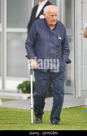 A Coruña, SPANIEN - Amancio Ortega mit Krücke nimmt am 15. Juli 2022 in A Coruña, Spanien, am CSI Casas Novas-Springwettbewerb Teil Stockfoto