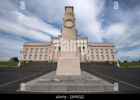 „Lest We Forget“-Gedenksäule vor dem National war Museum in Auckland, Neuseeland. Stockfoto