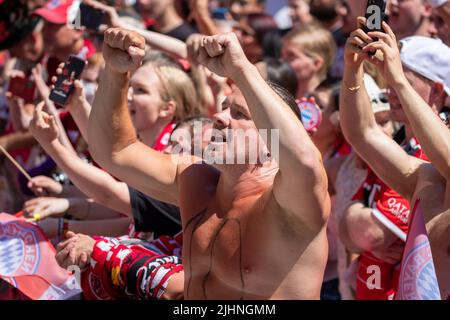 München, Deutschland. 15.. Mai 2022. Fans bei den Feierlichkeiten des FC Bayern München am 15. Mai 2022 auf dem Marienplatz in München. Der FC Bayern gewann 10. in Folge den Bundesliga-Titel. (Foto: Alexander Pohl/Sipa USA) Quelle: SIPA USA/Alamy Live News Stockfoto