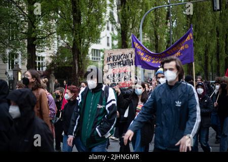 München, Deutschland. 30. April 2022. Unter dem Motto „die Streten zurückfordern“ versammelten sich am 30. April 2022 in München rund 250 Menschen, um gegen den „sexistischen Normalstaat“ zu protestieren. (Foto: Alexander Pohl/Sipa USA) Quelle: SIPA USA/Alamy Live News Stockfoto