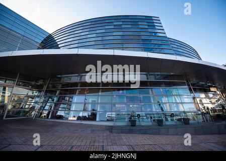 Außenverkleidung aus Glas mit Reflexionen von Installationskunst im Freien in der Art Gallery of Auckland, Neuseeland. Stockfoto