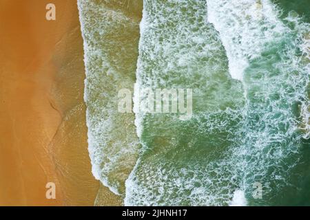 Strand Sand Meer Shore und Wellen weiß schaumig Sommer sonnigen Tag Hintergrund.erstaunliche Strand oben unten Blick über Meer Natur Hintergrund Stockfoto