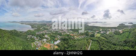 Panoramaansicht Luftaufnahme der Phuket Insel Thailand von der Drone Kamera aus Hochwinkelansicht Stockfoto