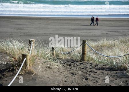 Sand sammelt sich langsam auf Wegen zum und vom Strand in Piha, in der Nähe von Auckland, Neuseeland. Stockfoto