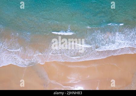 Strand Sand Meer Shore und Wellen weiß schaumig Sommer sonnigen Tag Hintergrund.erstaunliche Strand oben unten Blick über Meer Natur Hintergrund Stockfoto