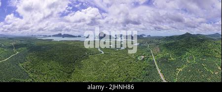 Luftbild Panorama Drohne Aufnahme von Sametnangshe Landschaftsaufnahme in Phang-nga Thailand. Drohne fliegt über Meer und Mangrovenwald Landschaft hoch Stockfoto