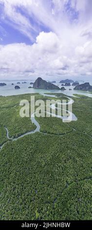 Luftbild Panorama Drohne Aufnahme von Sametnangshe Landschaftsaufnahme in Phang-nga Thailand. Drohne fliegt über Meer und Mangrovenwald Landschaft hoch Stockfoto