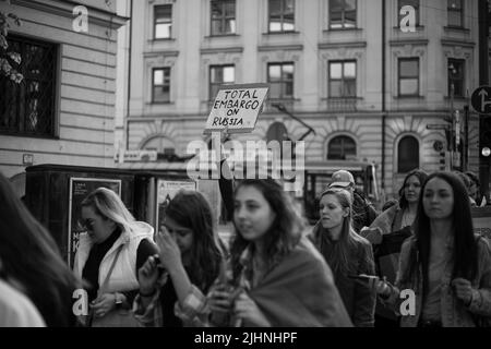 München, Deutschland. 29. April 2022. Am 29. April 2022 versammelten sich etwa 245 Menschen in München, Deutschland, um gegen ein Embargo gegen Öl und Gas aus Russland zu protestieren. Fridays for Future organisierte die Demonstration. (Foto: Alexander Pohl/Sipa USA) Quelle: SIPA USA/Alamy Live News Stockfoto